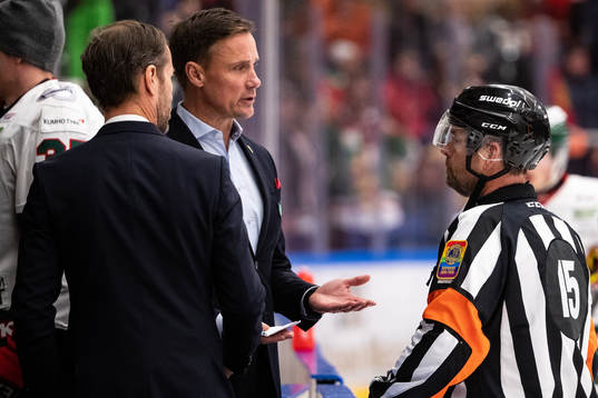 Domare Patrik Sjöberg och Moras sportchef Anders Forsberg