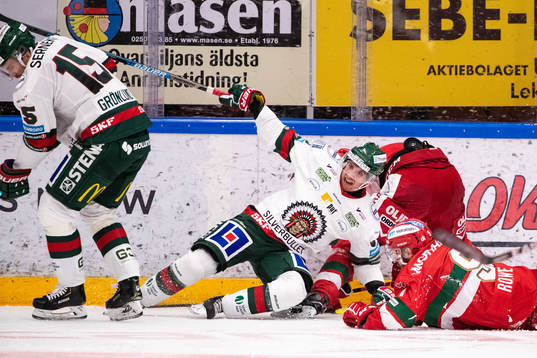 Frölundas Jakob Moverare och Moras Andrew Rowe och