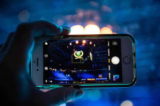 Generell bild över jumbotronen, sett genom en mobiltelefon