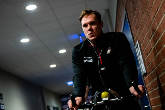 Malmö Redhawks Tobias Ekberg värmer upp på motionscykel