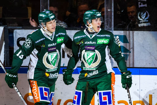 Färjestads Michael Lindqvist och Daniel Viksten jublar
