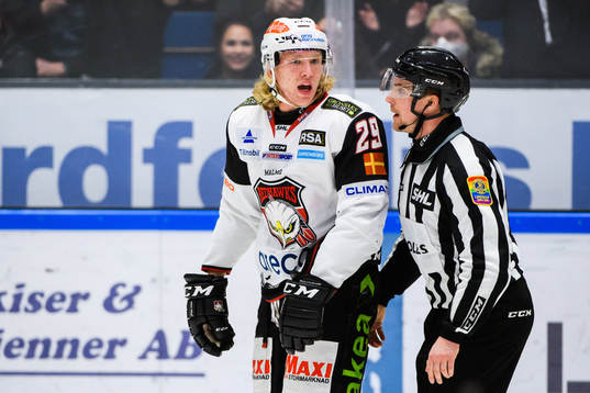 Malmö Redhawks Marcus Sylvegård i diskussion med domaren