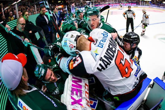 Stort bråk bryter ut i Färjestads bås