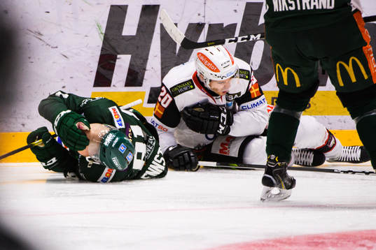 Malmö Redhawks Henrik Hetta tacklar Färjestads Theodor