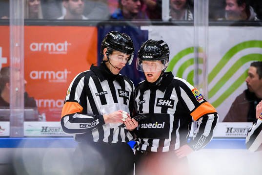 Domare Linus Öhlund och Mikael Holm