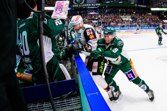 Malmö Redhawks Fredrik Händemark blir intryckt i