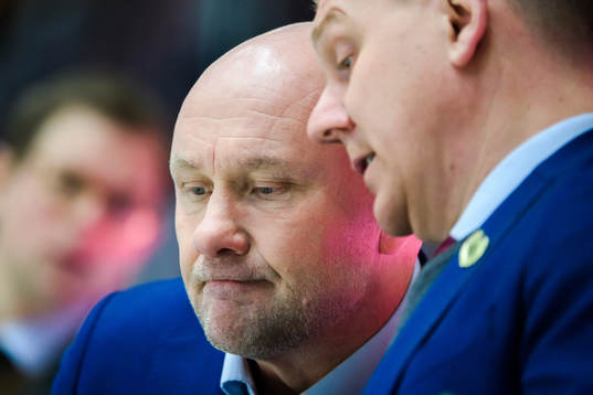Malmö Redhawks tränare Peter Andersson pratar med