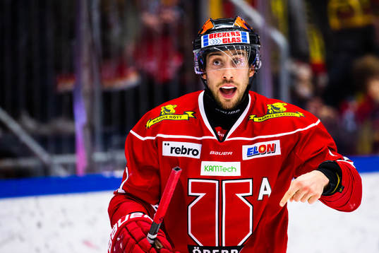 Örebros Aaron Palushaj gestikulerar