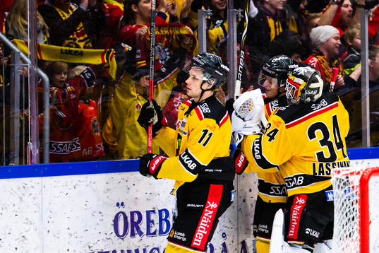 Luleås Petter Emanuelsson och målvakt Joel Lassinantti