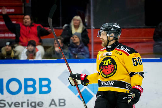 Luleås Daniel Sondell gör 1-2 och jublar