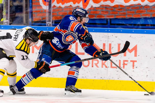 Växjös Erik Josefsson jagas av Brynäs Joel Kellman