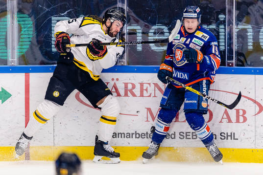 Brynäs Simon Bertilsson och Växjös Tuomas Kiiskinen