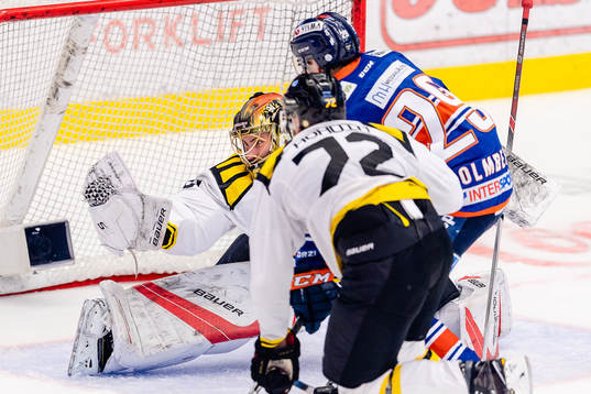 Brynäs målvakt Joacim Eriksson plockar ett skott från
