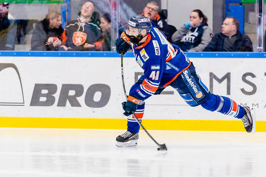Växjös Daniel Rahimi skjuter