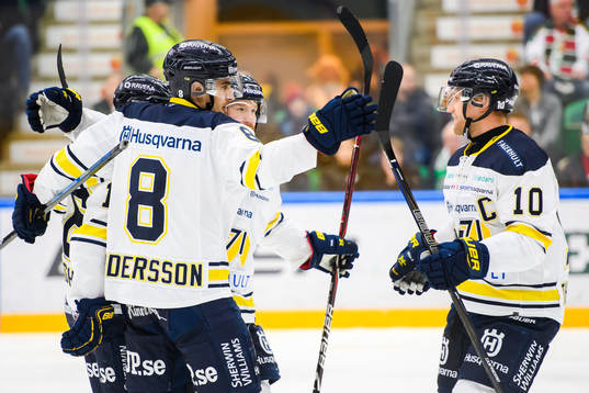 s Nils Andersson jublar med Martin Thörnberg