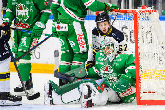 s Christoffer Törngren och Rögles målvakt Ville Kolppanen
