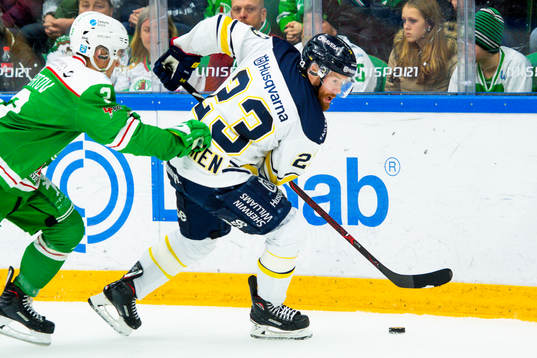 s Robin Figren jagas av Rögles Daniel Bertov