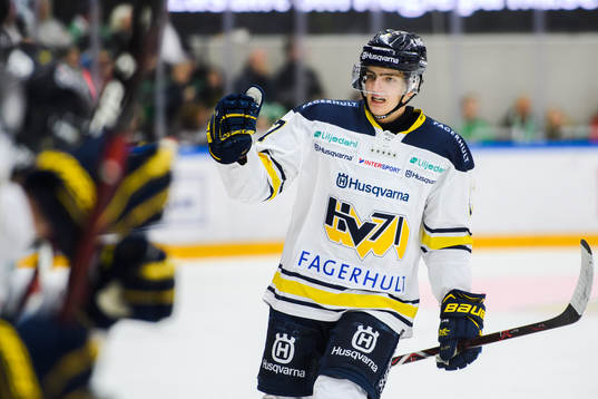 s Isac Brännström jublar med lagkamrater