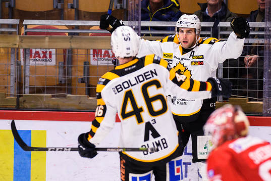 Skellefteås Joakim Lindström jublar med lagkamrater