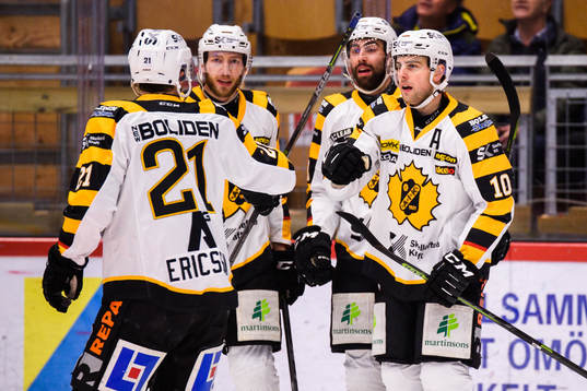 Skellefteås Joakim Lindström jublar med lagkamrater