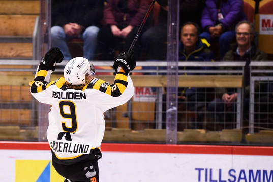 Skellefteås Tim Söderlund jublar mot supportrar