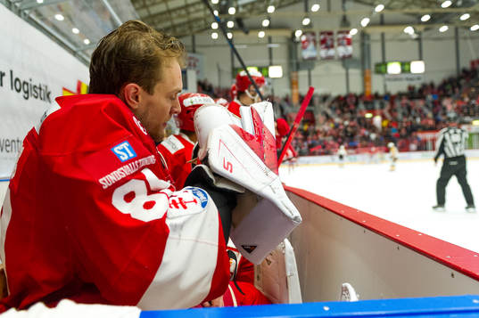 Timrås målvakt Niklas Svedberg deppar