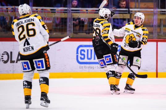 Skellefteås Edwin Hedberg och Andreas Wingerli jublar