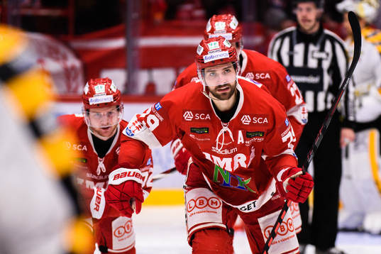 Timrås Ludvig Rensfeldt jublar med lagkamrater
