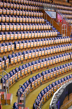 sponsortröjor på stolarna i arenan