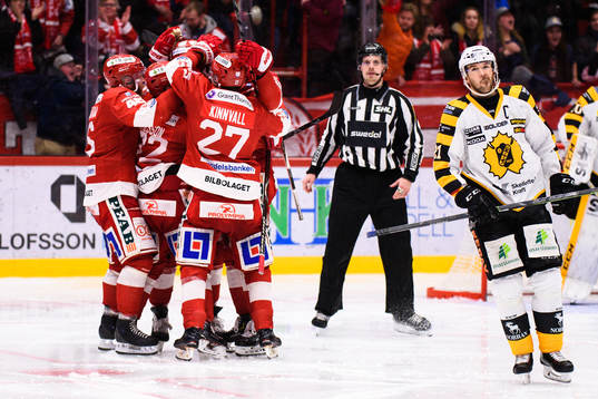 Timrås Ludvig Rensfeldt jublar med lagkamrater