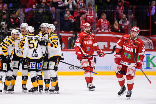 Skellefteås Oscar Möller jublar med lagkamrater