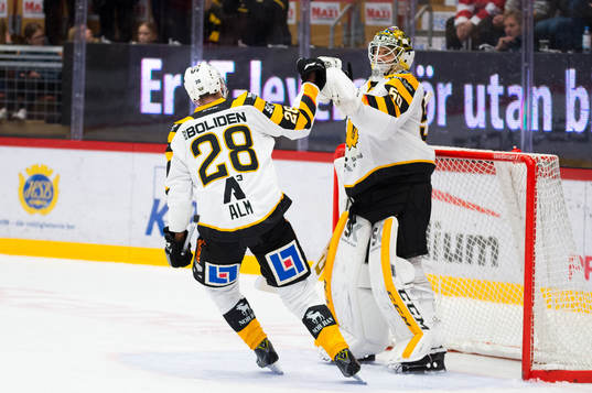 Skellefteås Johan Alm och målvakt Mantas Armalis jublar