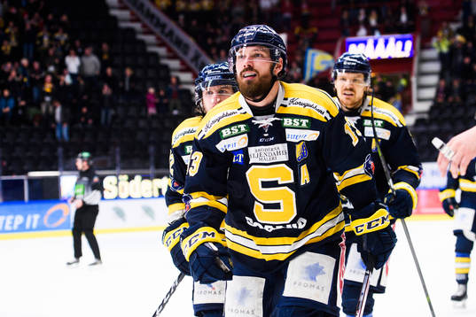 Södertäljes Mikael Ahlén jublar