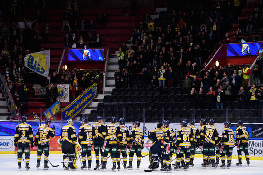 Södertäljes spelare jublar mot supportrar