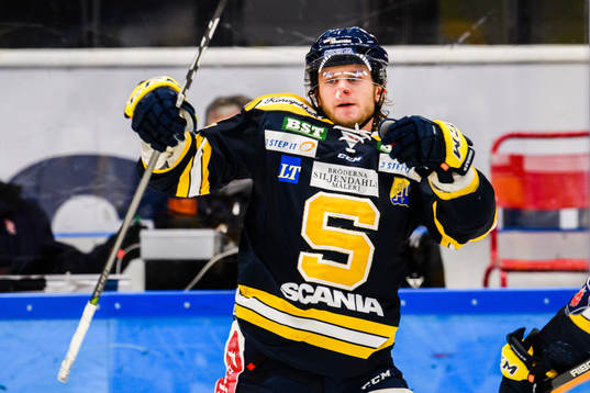 Södertäljes Nicolai Meyer jublar