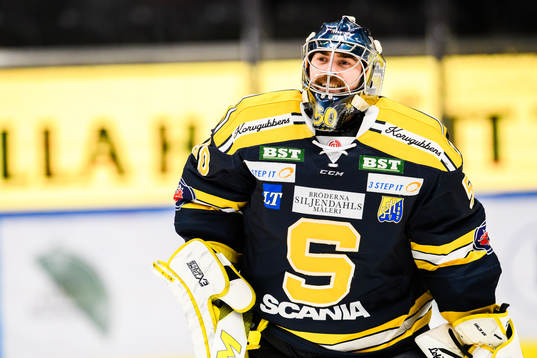 Södertäljes målvakt Alexander Sahlin jublar