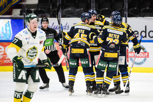 Södertäljes spelare jublar med Mikael Ahlén