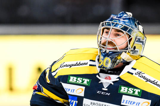 Södertäljes målvakt Alexander Sahlin jublar