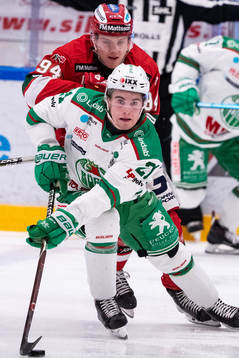 Moras Sebastian Hartmann jagar Rögles Nils Höglander