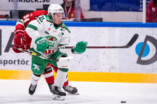 Moras Sebastian Hartmann jagar Rögles Nils Höglander