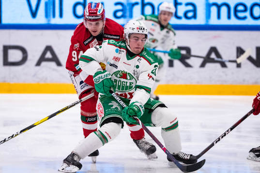Moras Sebastian Hartmann jagar Rögles Nils Höglander