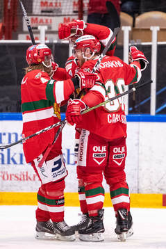 Moras Jonathan Carlsson jublar