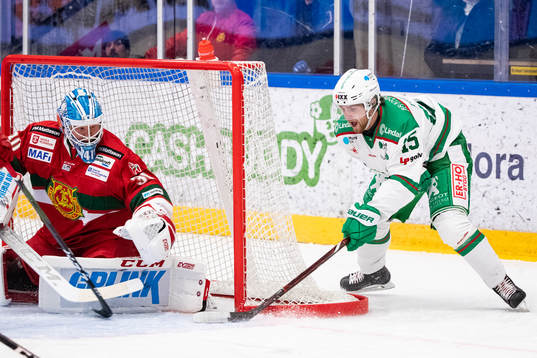 Moras målvakt Janne Juvonen och Rögles Simon Ryfors