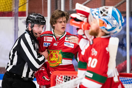 Linjedomare Daniel Persson och Moras Erlend Lesund