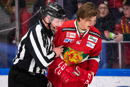 Linjedomare Daniel Persson och Moras Erlend Lesund