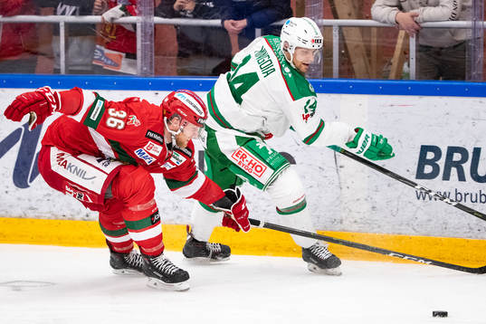 Moras Jonathan Carlsson och Rögles Trevor Ahnelöv