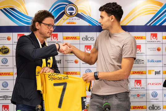 Deniz Hümmet och klubbchef Stefan Andreasson med tröja 7