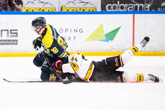 s Anton Bengtsson och Luleås Mattias Guter i kamp om pucken