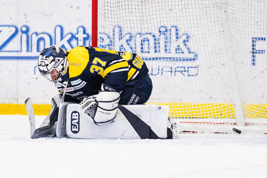 s målvakt Jonas Gunnarsson  släpper in 0-2 från Luleås
