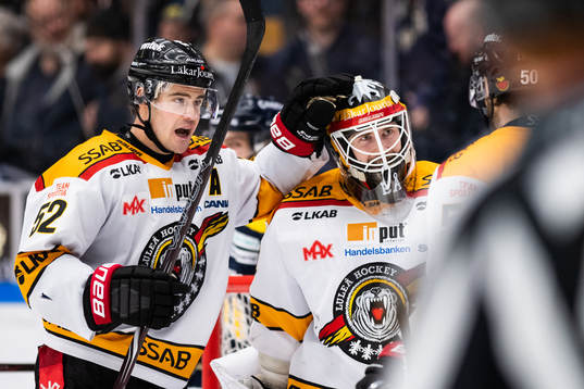 Luleås Karl Fabricius och målvakt Joel Lassinantti jublar
